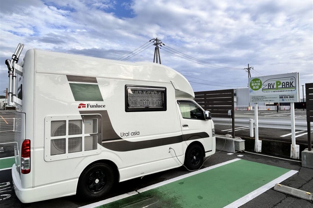 RVパーク鳴門天然温泉あらたえの湯で外部電源に接続したキャンピングカー ウラルエイジア