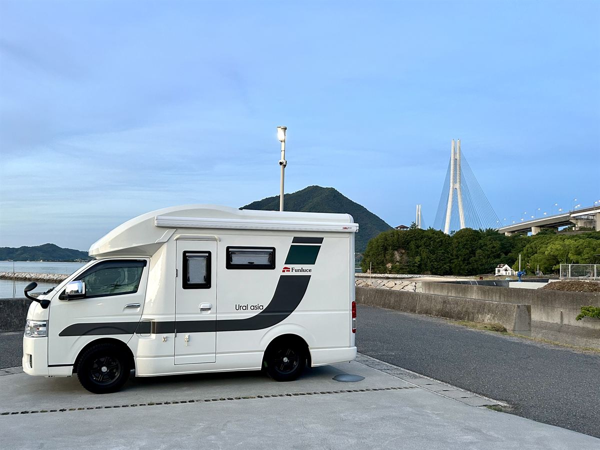 RVパークしまなみ海道大三島に停めたキャンピングカーと多々羅大橋