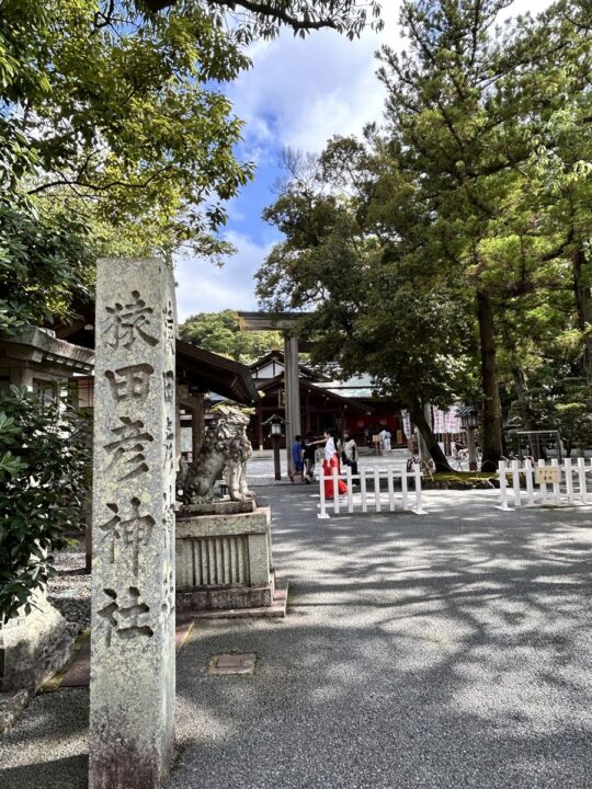 猿田彦神社の入口の石柱と狛犬
