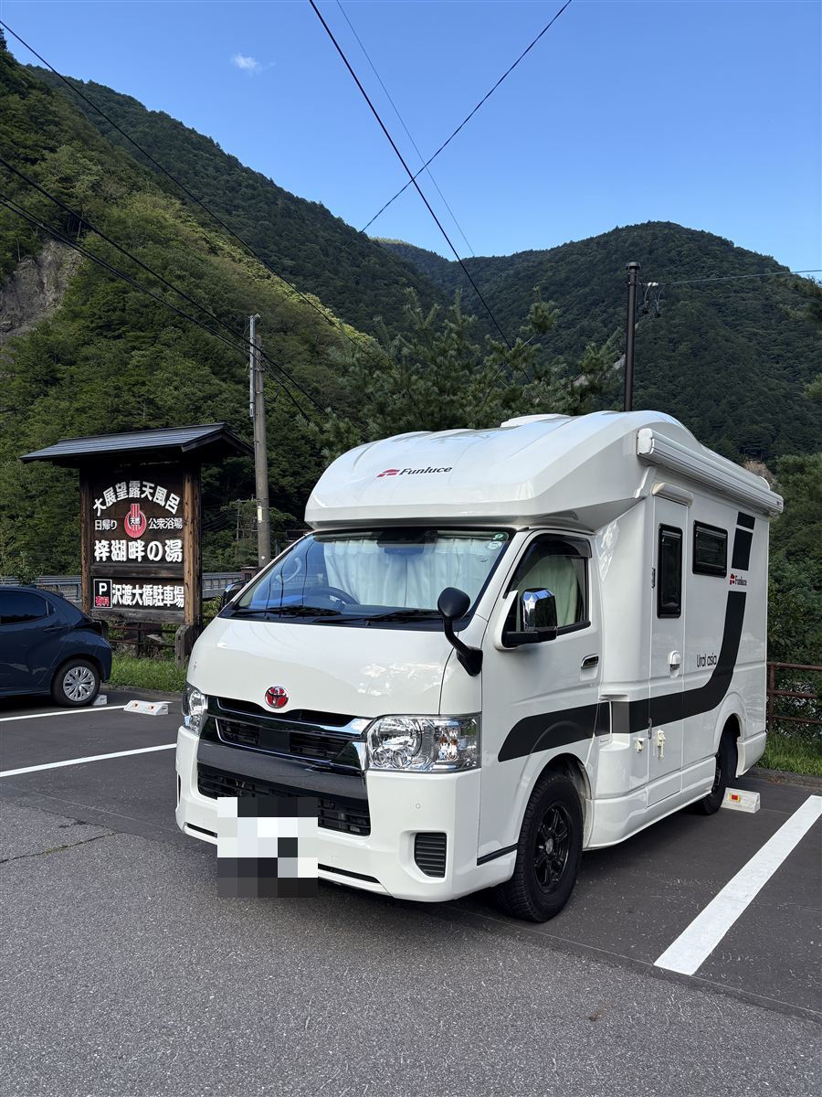 梓湖畔の湯の駐車場に停めたキャンピングカー