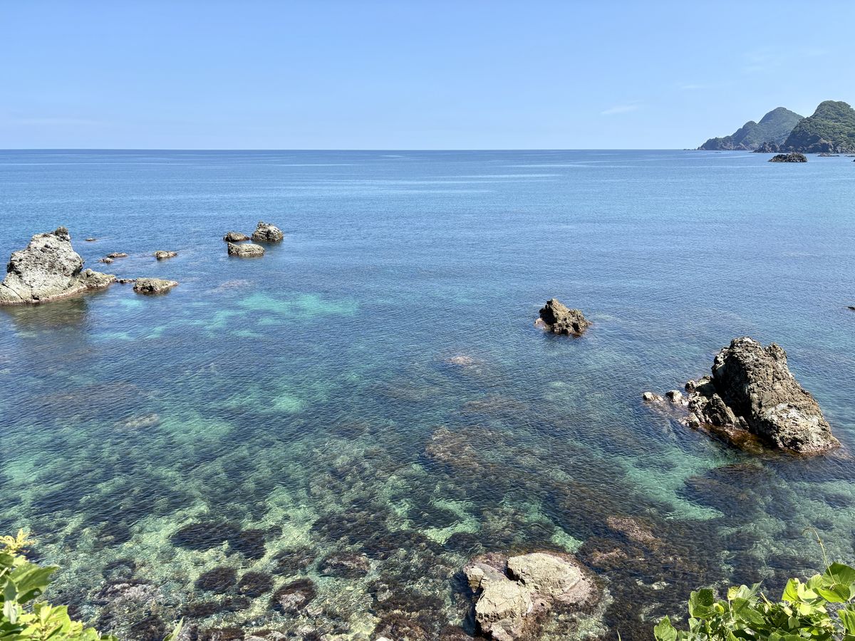 透きとおった日本海と岩場