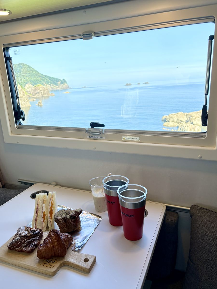 車窓の日本海と朝食のパン