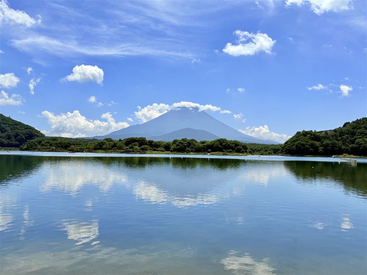 精進湖の湖面に映る富士山