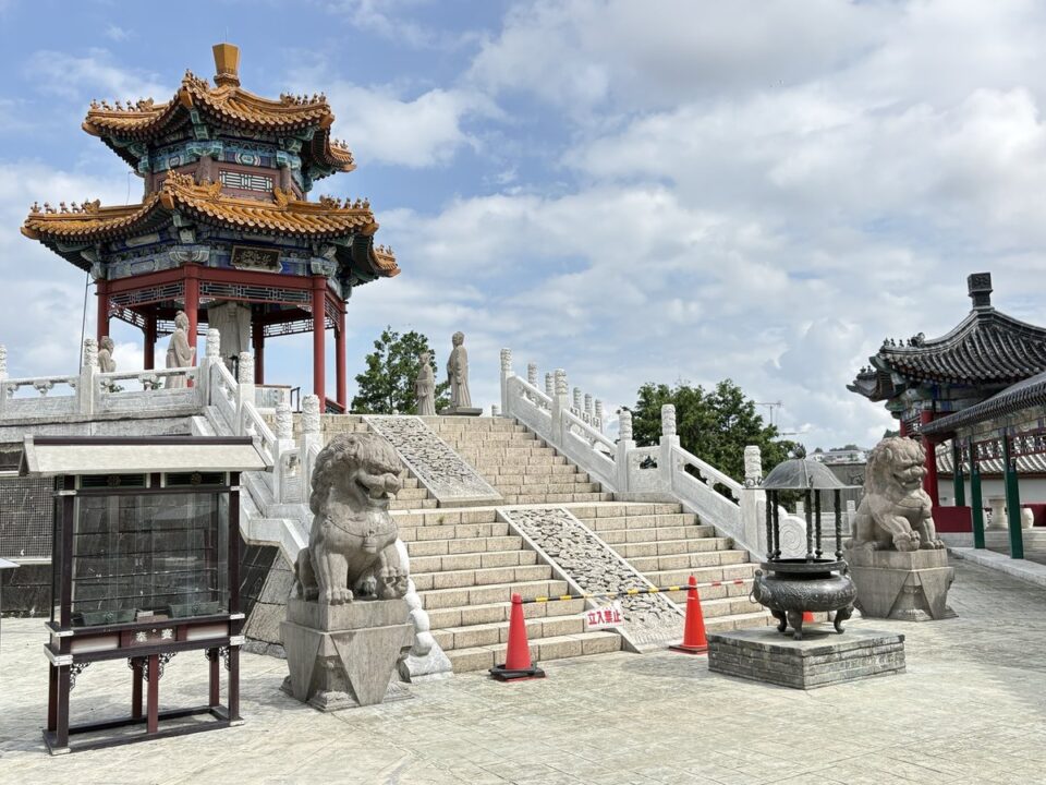 熊本県菊池市にある泗水孔子公園の中央にある中国独自の六角形の建物「祀聖亭」