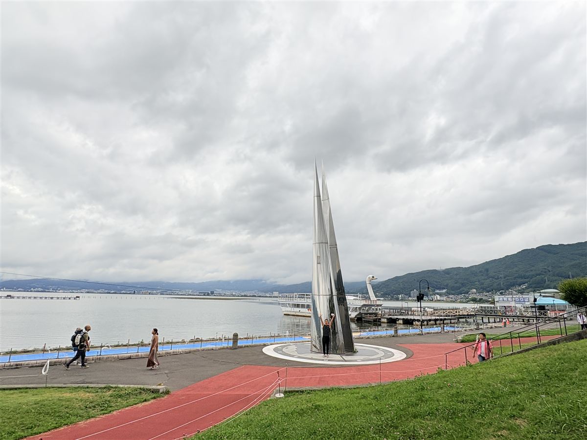 早朝の諏訪湖畔を散歩