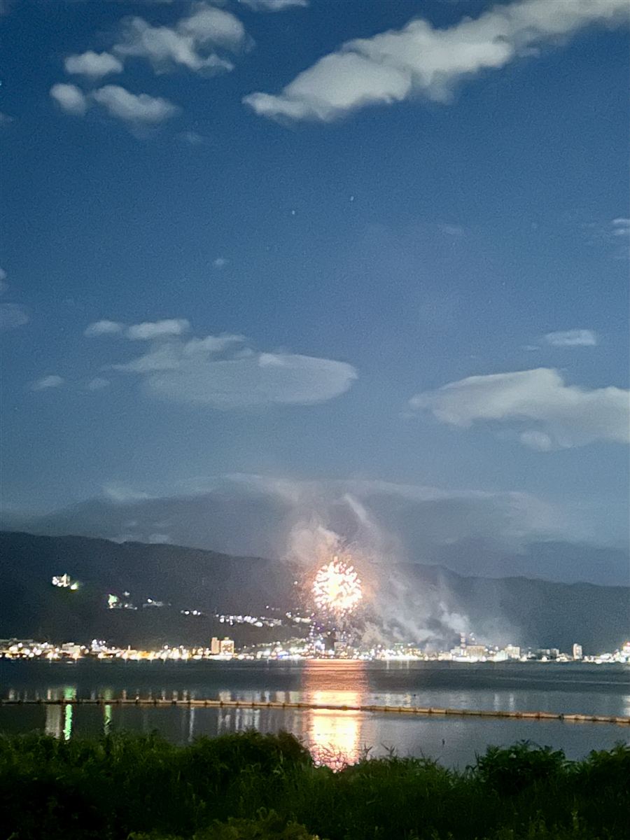 諏訪湖の対岸にあがったサマーナイト花火