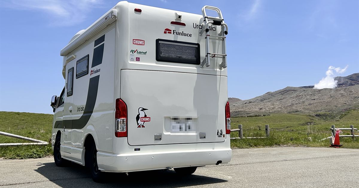阿蘇山をバックに停めたファンルーチェ ウラルエイジア