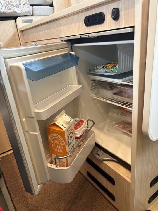 冷蔵庫の中に牛乳や食材を収納した様子