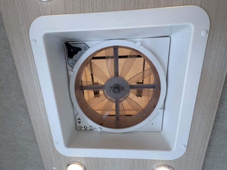 ウラルエイジアの天井に装備しているMAXXFAN。大型吸排気ベンチレーター