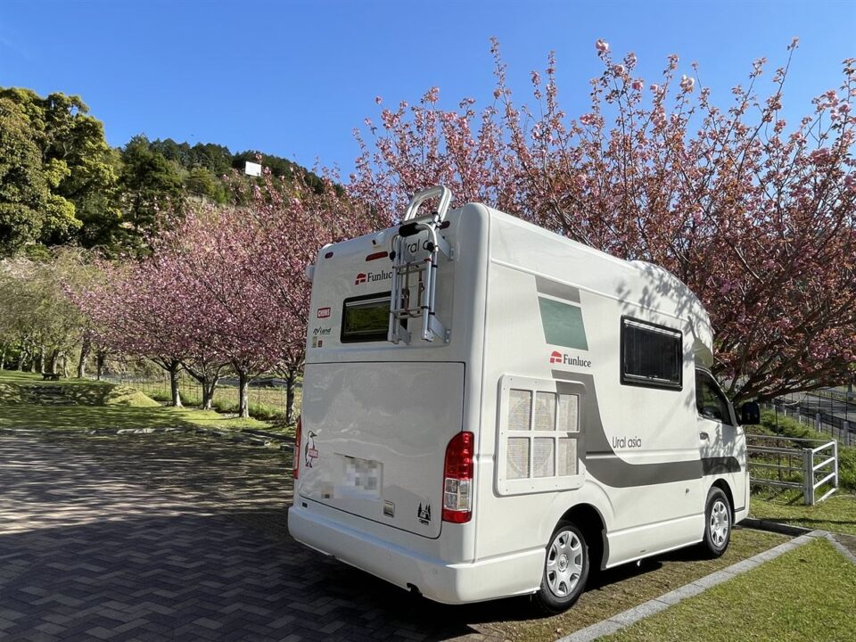 八重桜の下に停めたウラルエイジア