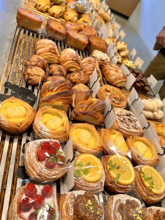 VISONのパン屋に並ぶデニッシュやパン