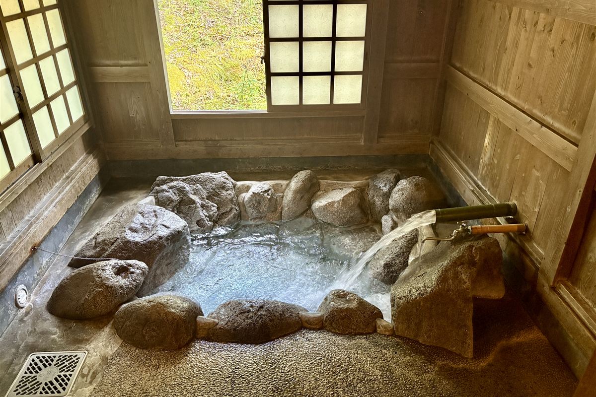 裕花の家族風呂「風の湯」の岩風呂