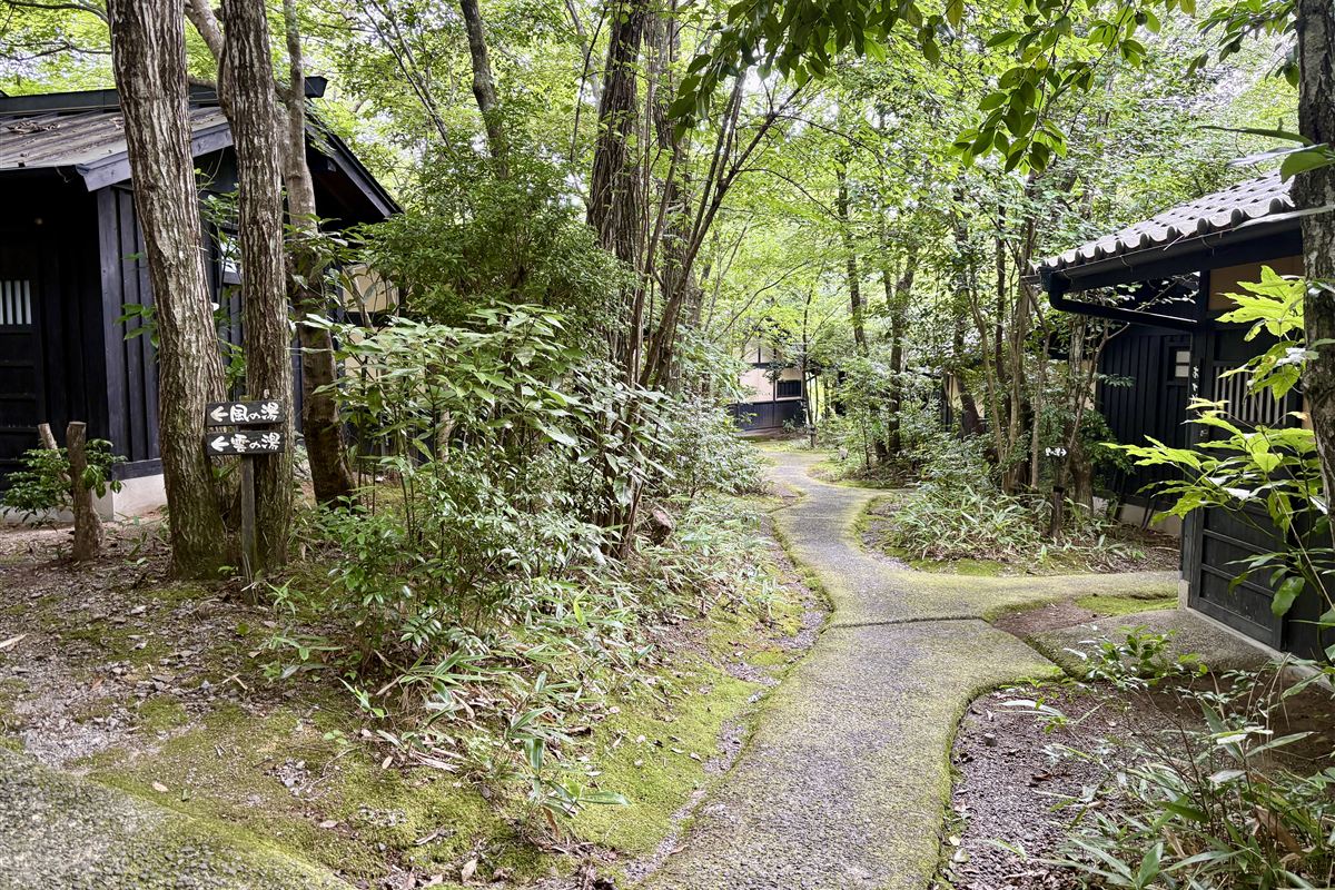岳の湯・地獄谷温泉 裕花の離れが続く小径
