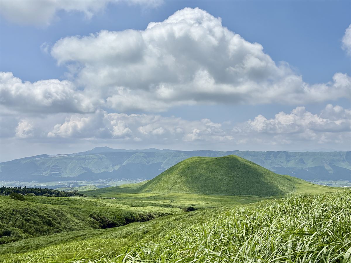 阿蘇の外輪山と草原のパノラマ