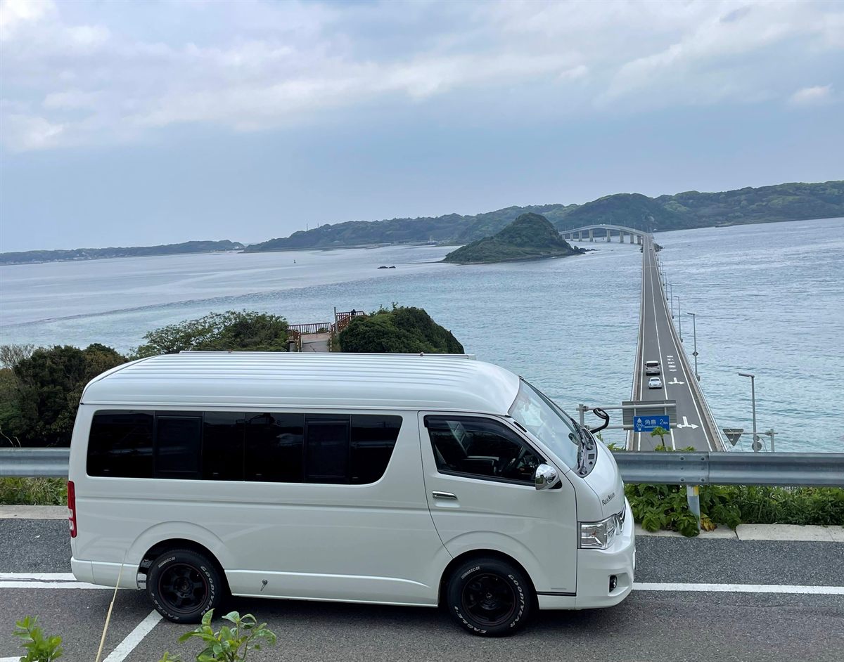 角島大橋を見下ろす高台に停めたバンコンのキャンピングカー