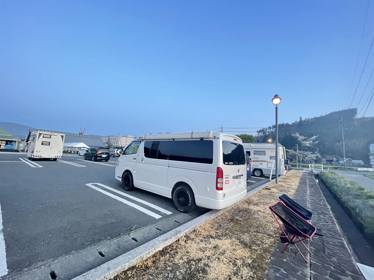 道の駅 風の家の駐車場に停めたバンコンのキャンピングカー