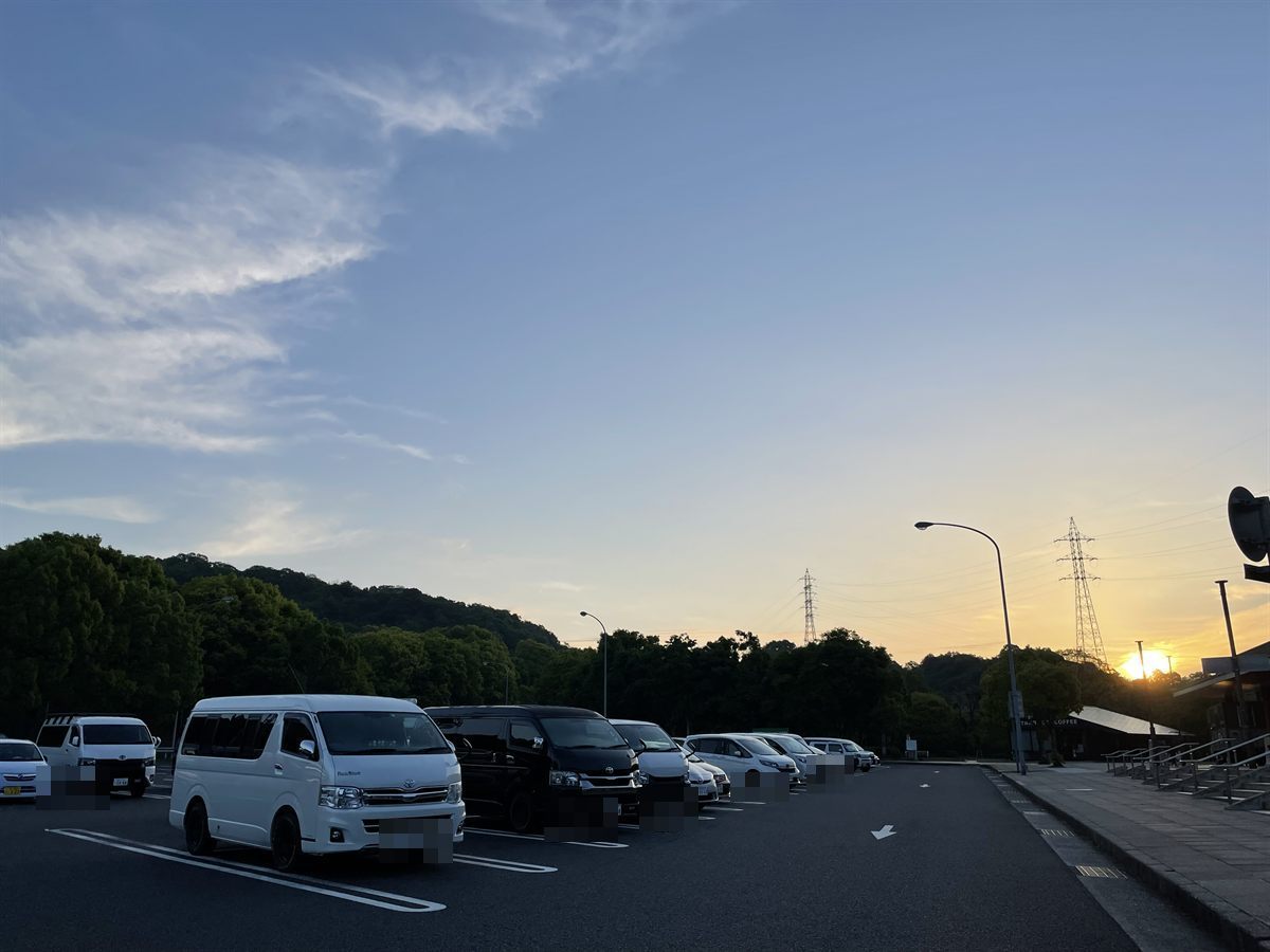 朝日がのぼる宮島SAの駐車場に停めたキャンピングカー