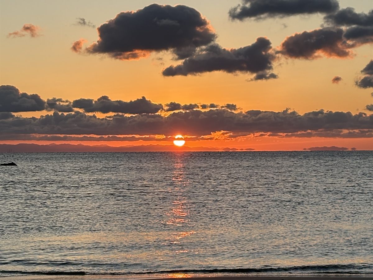 徳島の海から昇る初日の出