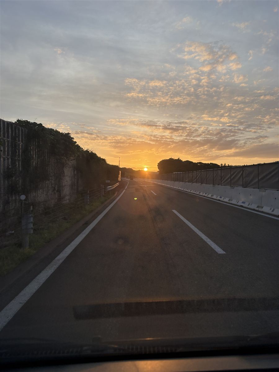 早朝の高速道路から見えた朝焼け