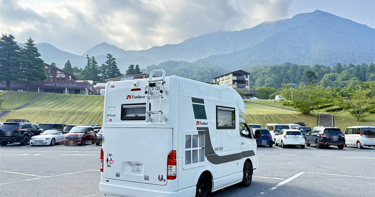 県営大山駐車場に停まるキャンピングカーと大山