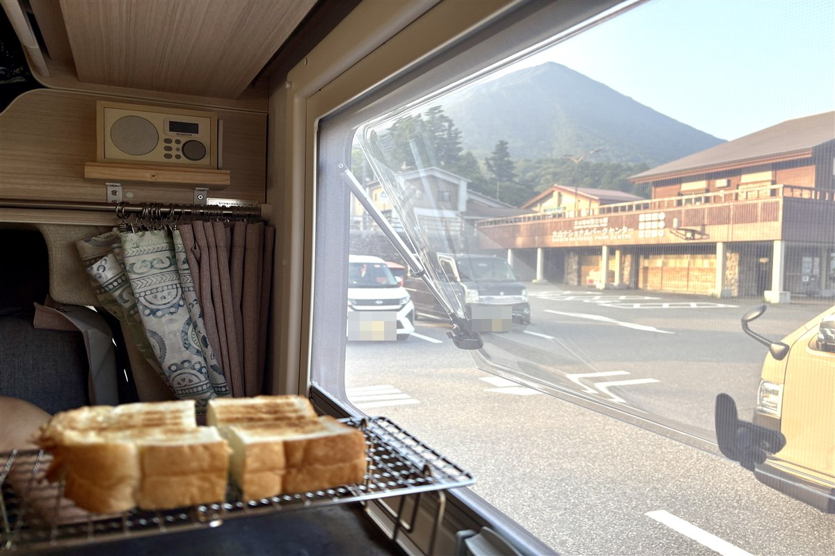 キャンピングカーの車内でトーストを焼いているところ