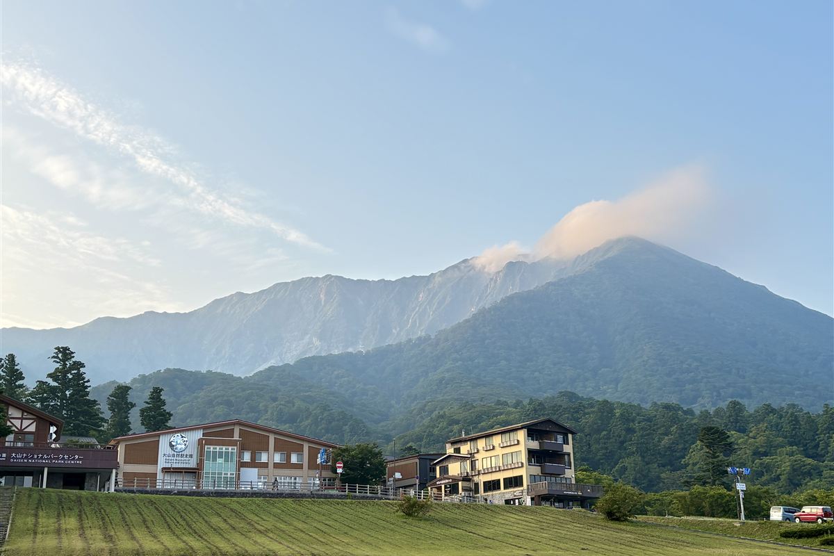 朝の光に照らされた大山