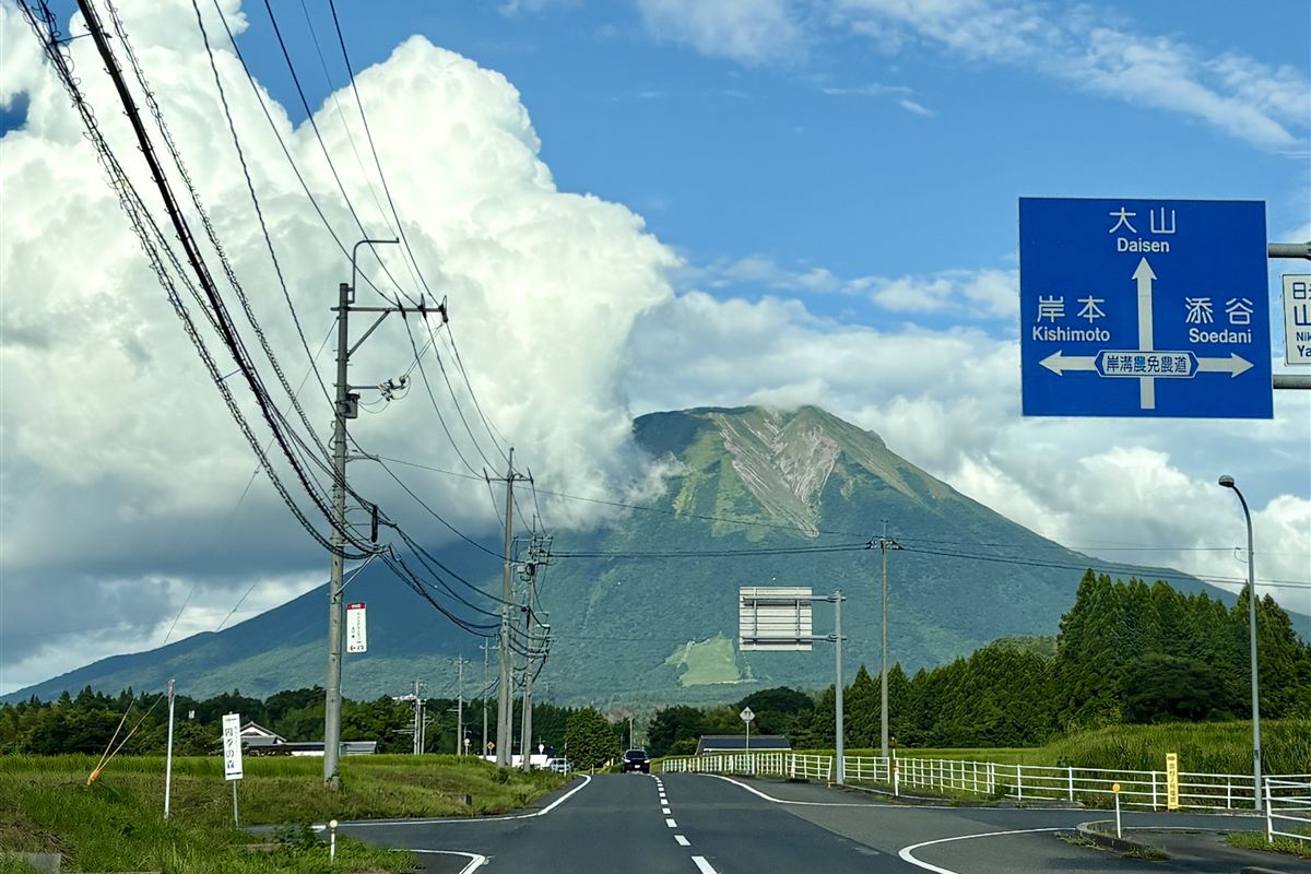 大山へ向かう道路から見た大山と夏の入道雲