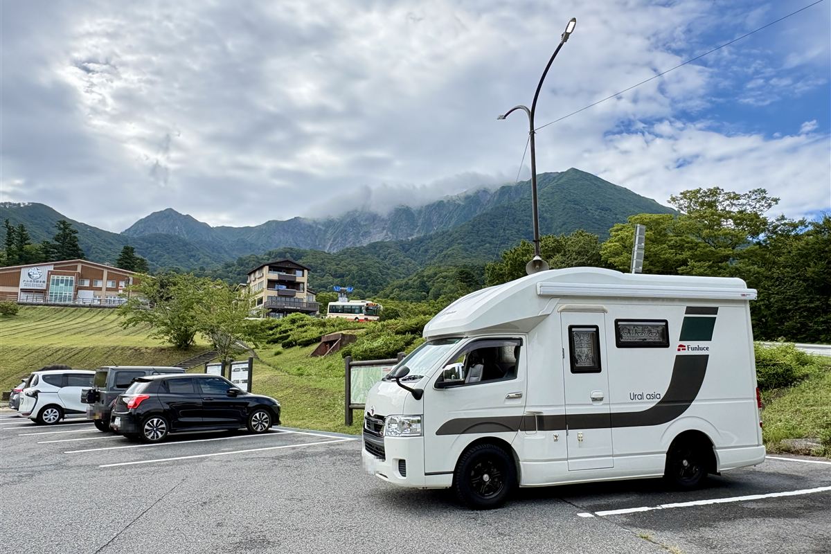 県営大山駐車場に駐車したキャンピングカー