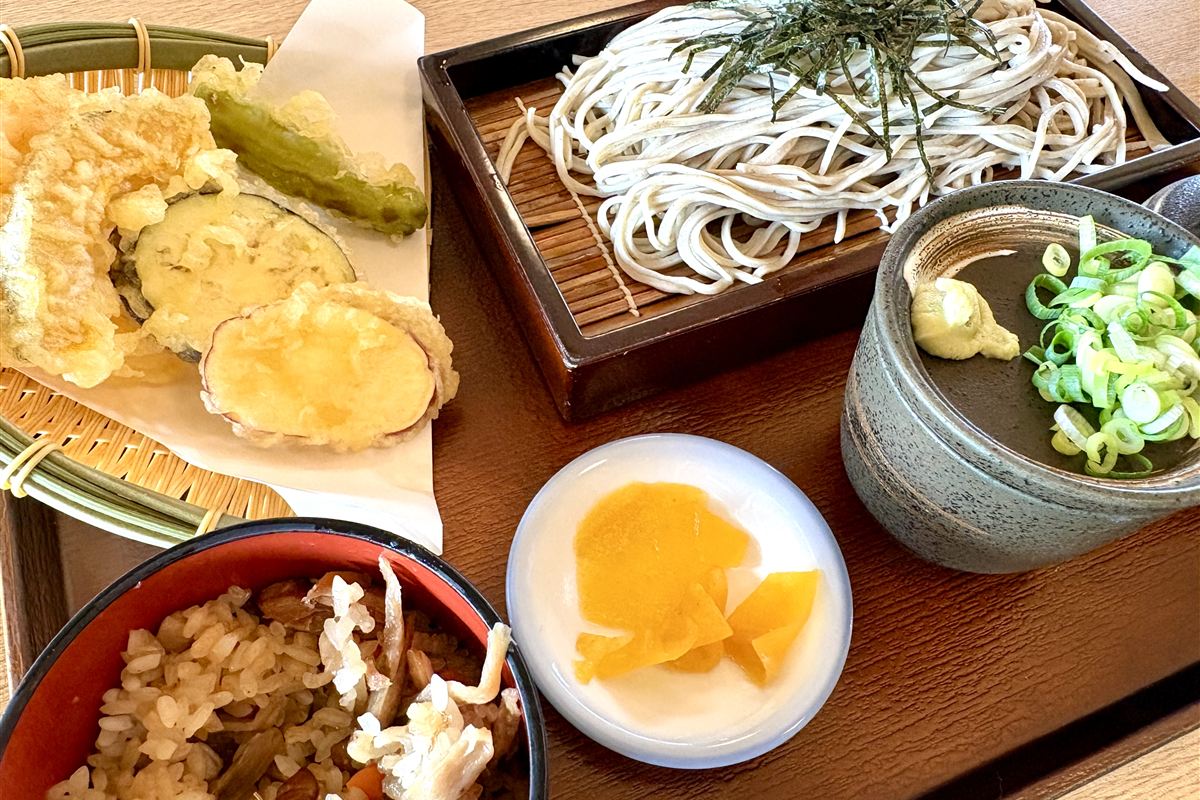 味覚工房そばの館のそばと天ぷらとおこわ