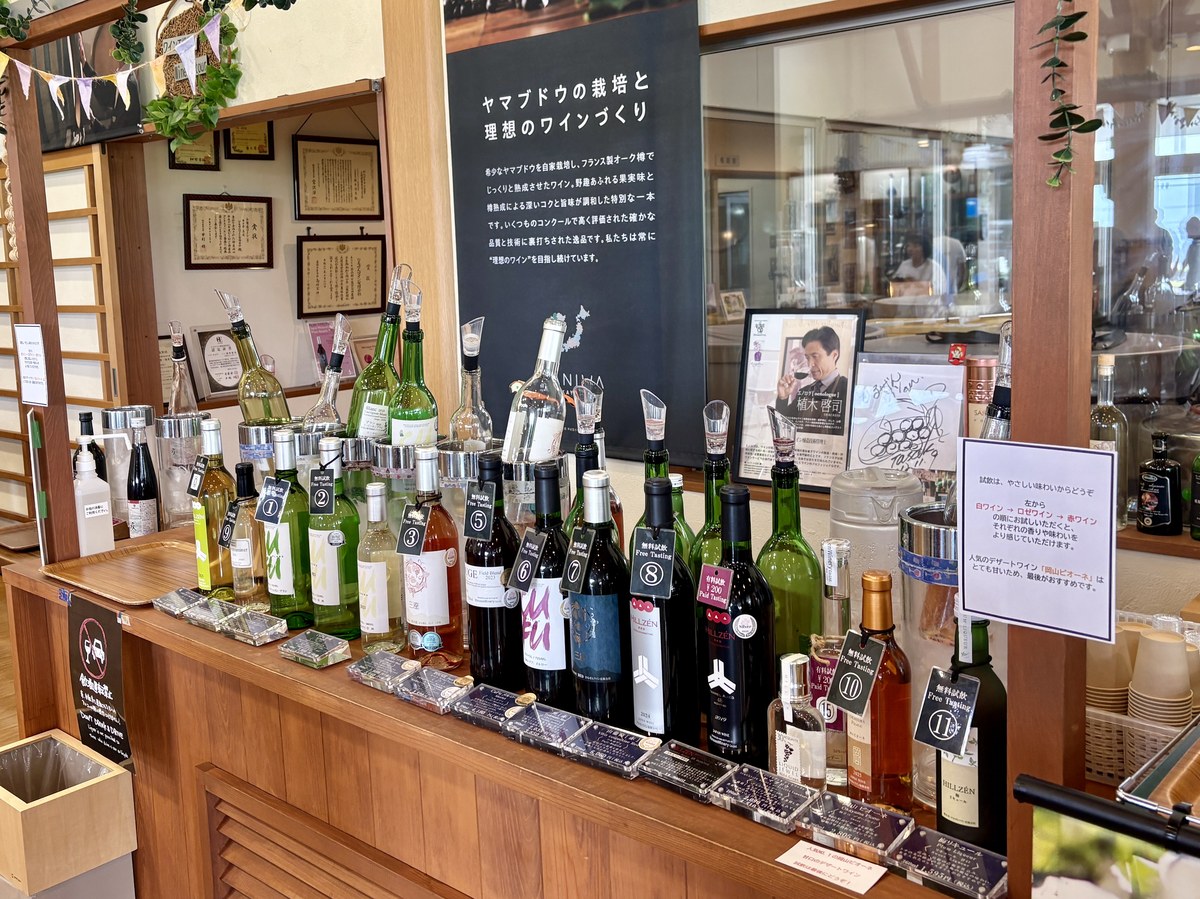 ひるぜんワイナリーの試飲コーナーに並ぶワイン