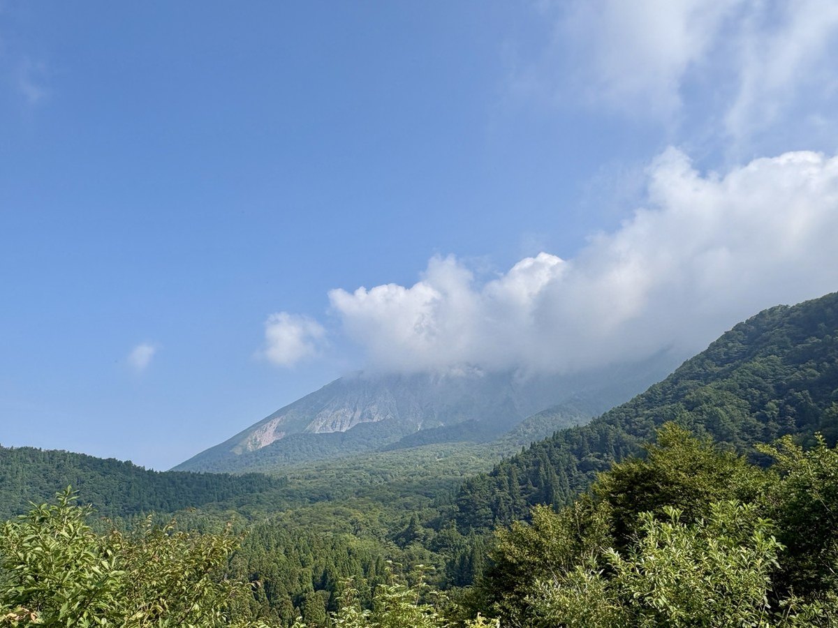 鍵掛峠から見た大山。山頂に雲がかかっている