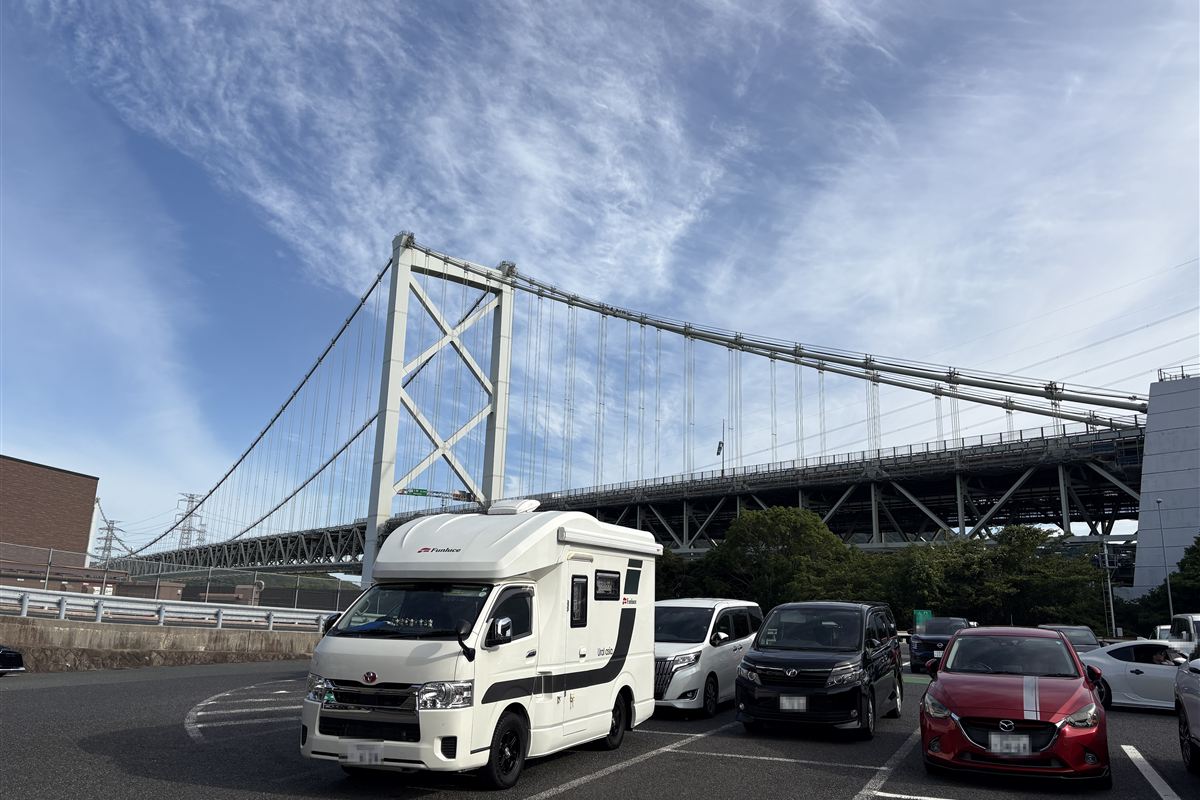 めかりPAに停めたキャンピングカーと関門橋