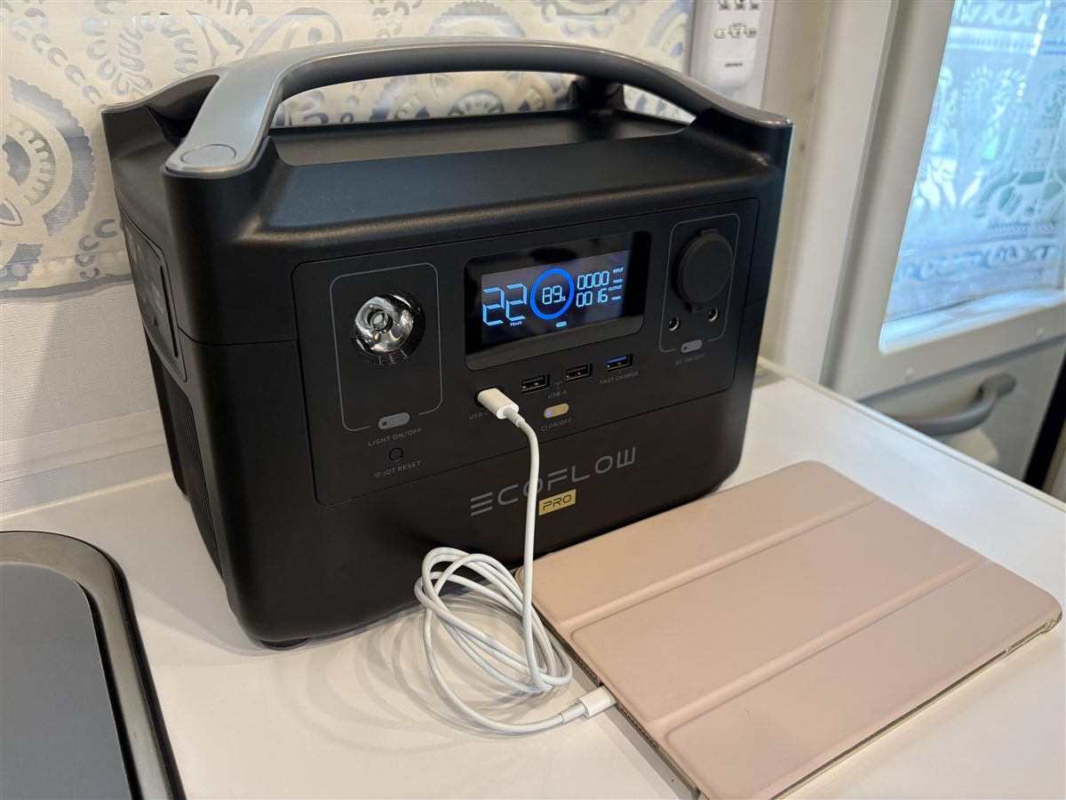 キャンピングカーの車内で充電中のエコフロー RIVER PRO