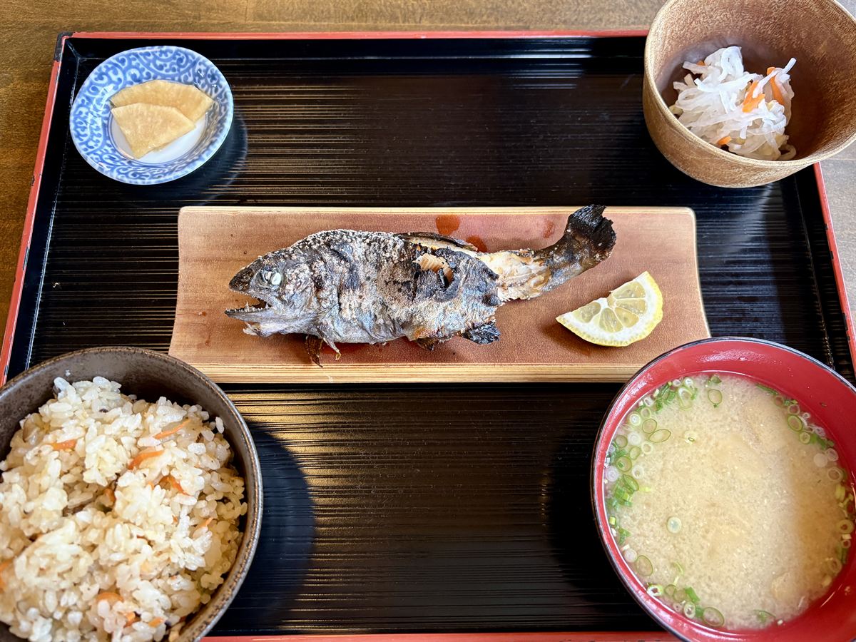 渓流の味たなべの、やまめの塩焼き定食