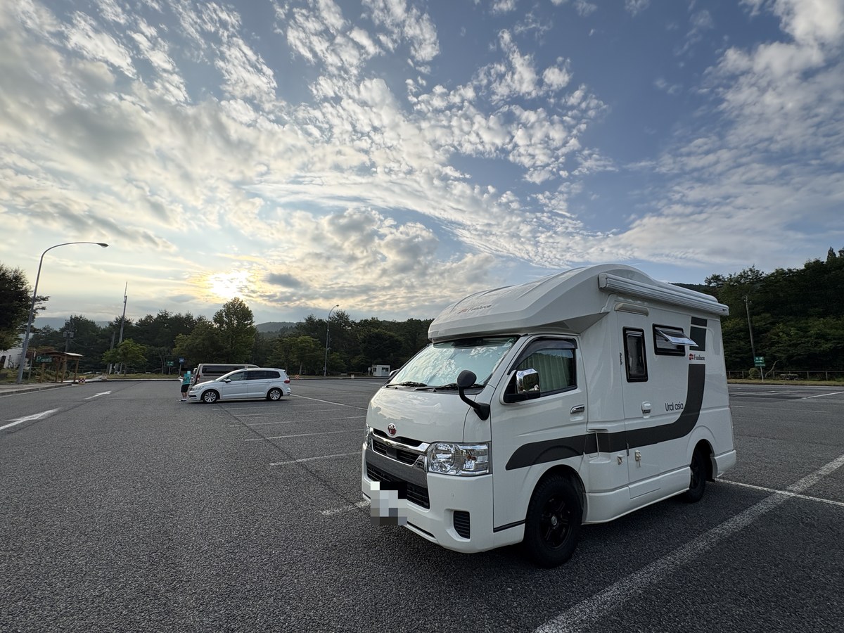 吉和SAの駐車場に停まるキャンピングカー