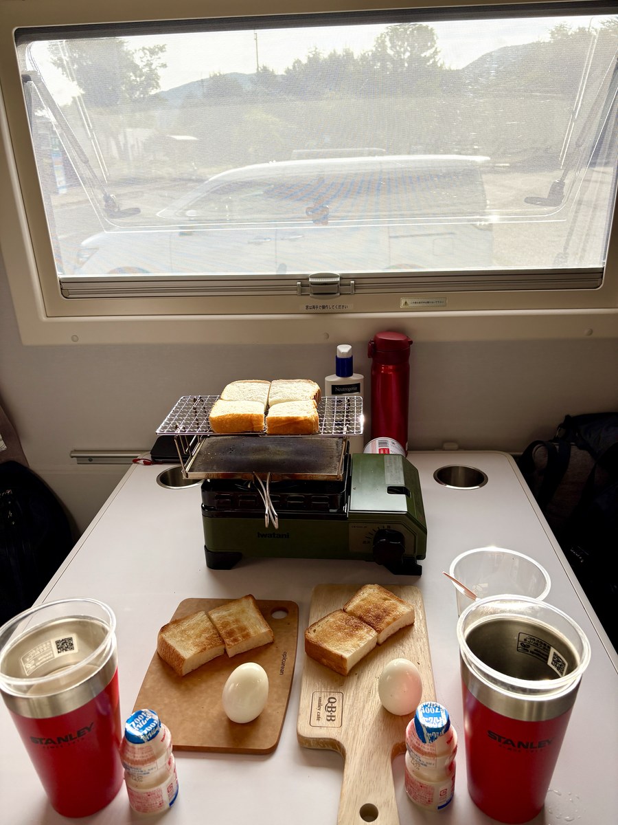 キャンピングカーの車内で食パンを焼く朝食