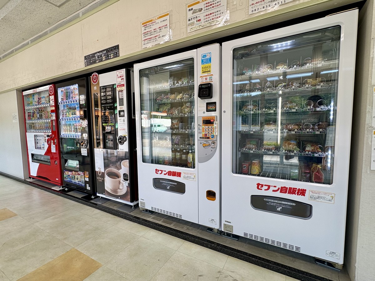 セブンイレブンの商品が入った自販機と電子レンジ