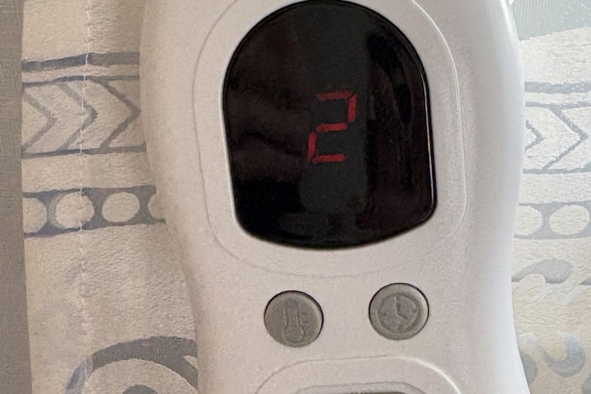 電気毛布のリモコンでタイマーを2時間にセットした表示