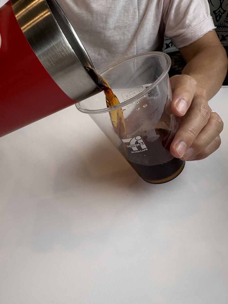 STANLEYのタンブラーからコンビニのプラカップにコーヒーを移しているところ