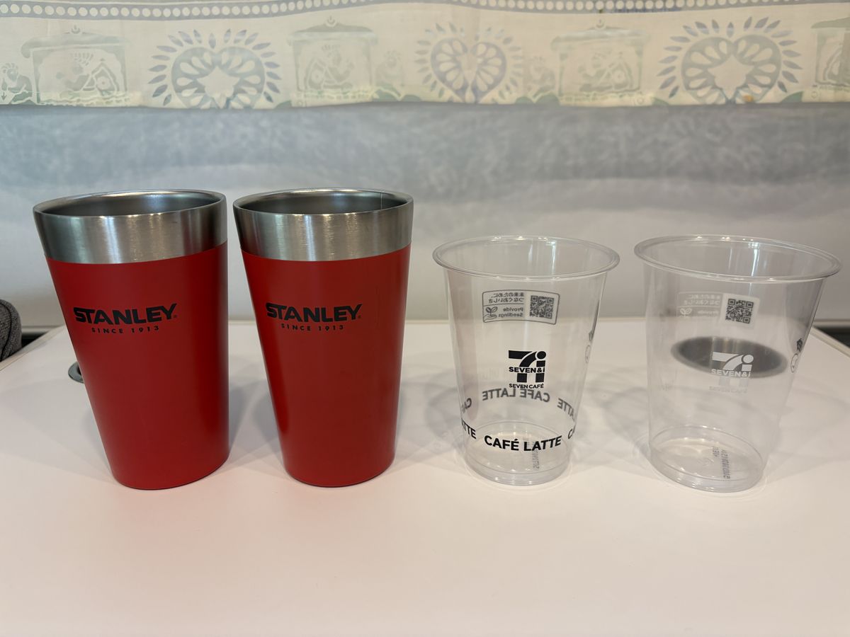 STANLEYのタンブラーとコンビニのプラスチックカップ