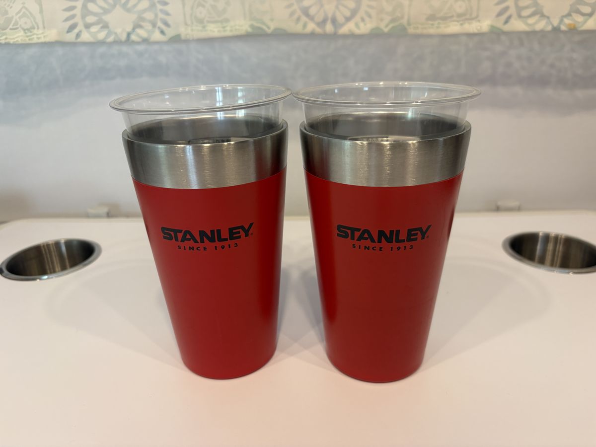 STANLEYのタンブラーにプラスチックカップをはめた状態