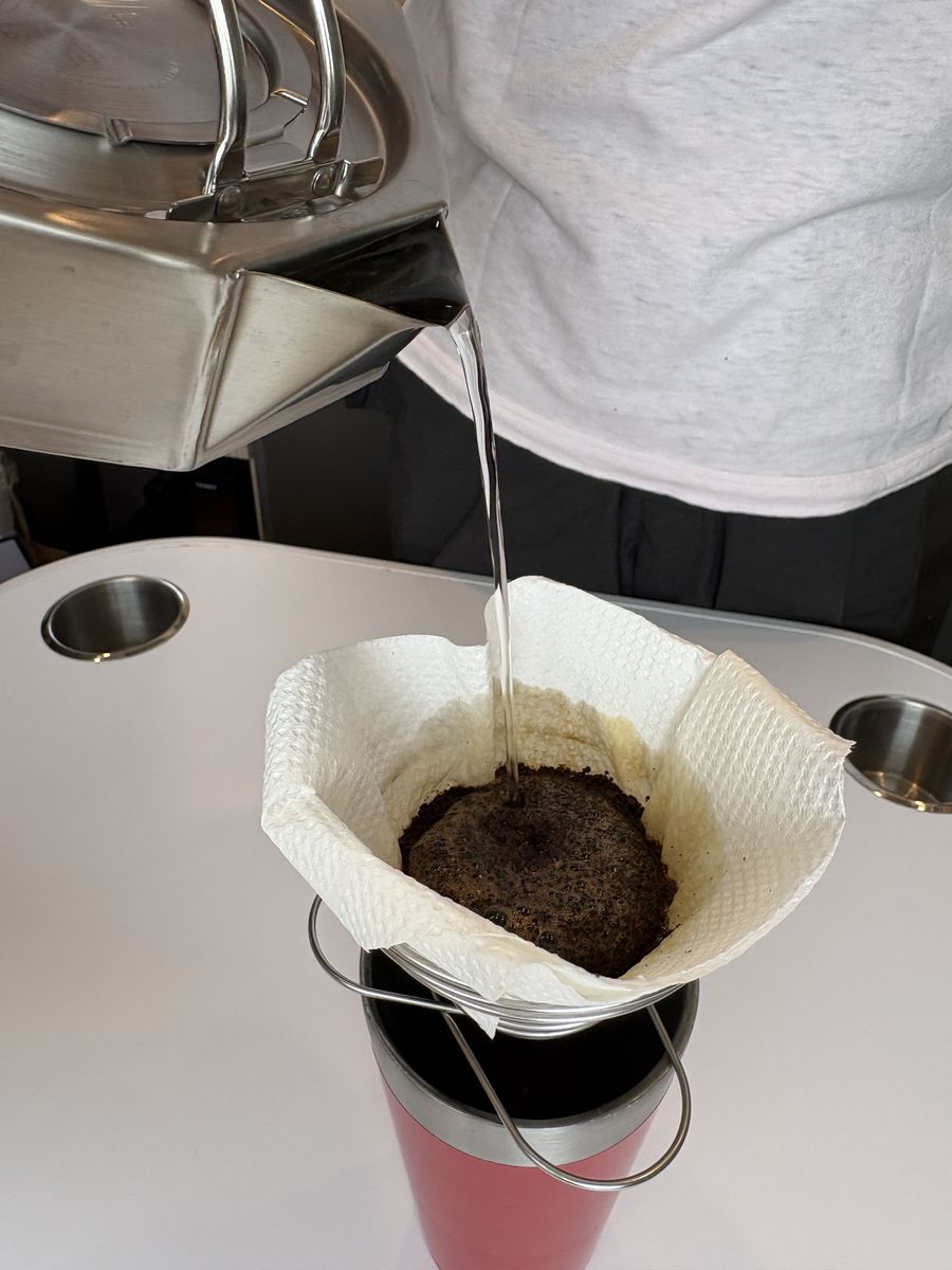 TSBBQのスクエアケトルからキッチンペーパーに細くお湯を注いでコーヒーをいれているところ