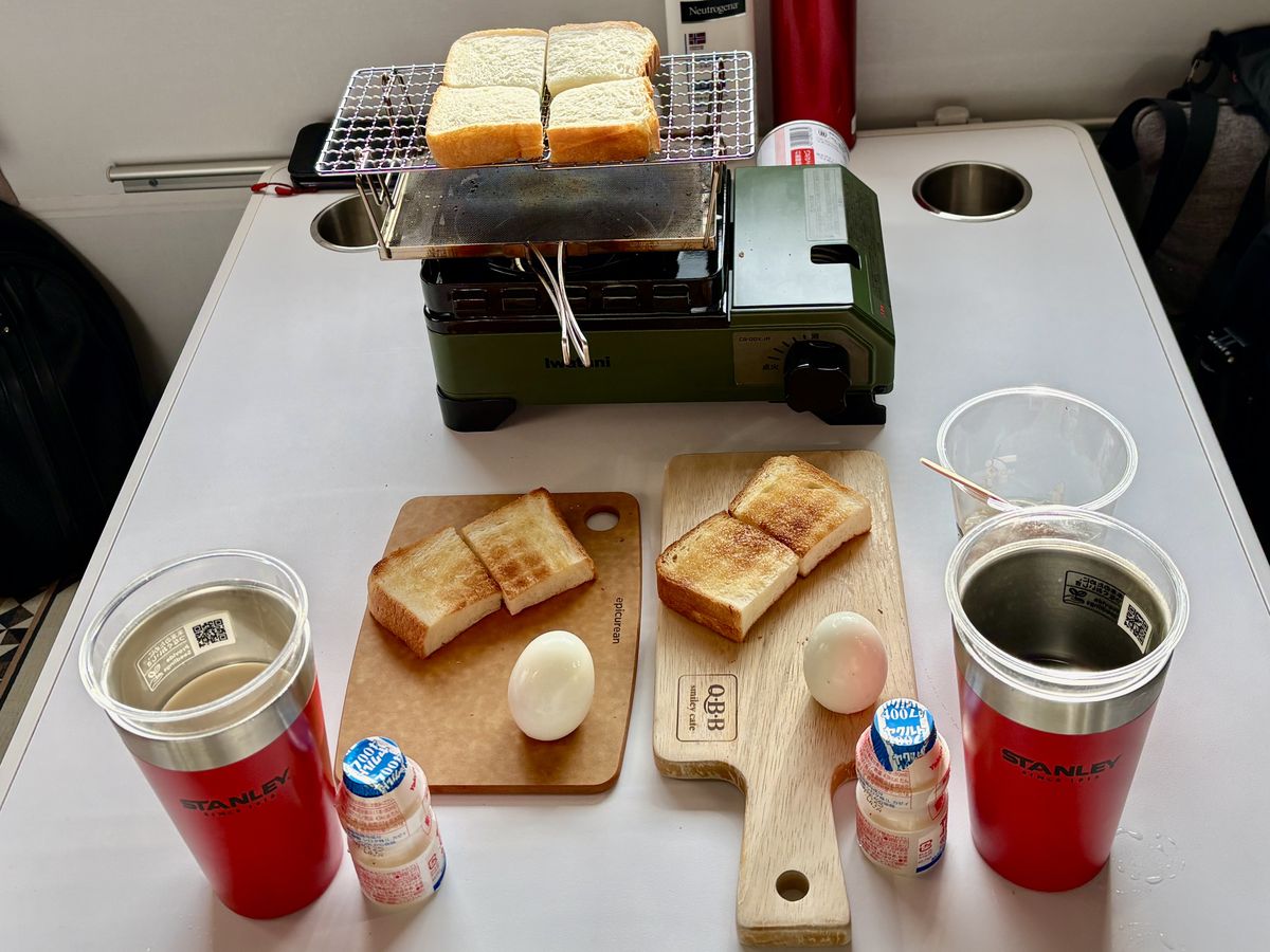 ユニフレームの金網で食パンを焼く車中泊の朝ごはん
