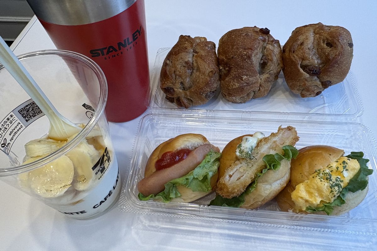 キャンピングカーの車内で食べた朝ごはんのパンとバナナヨーグルト