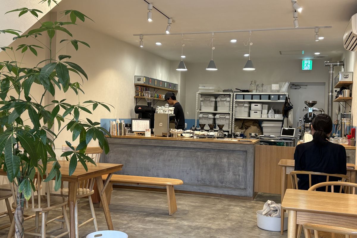 山口市のLOG COFFEE ROASTERSの店内