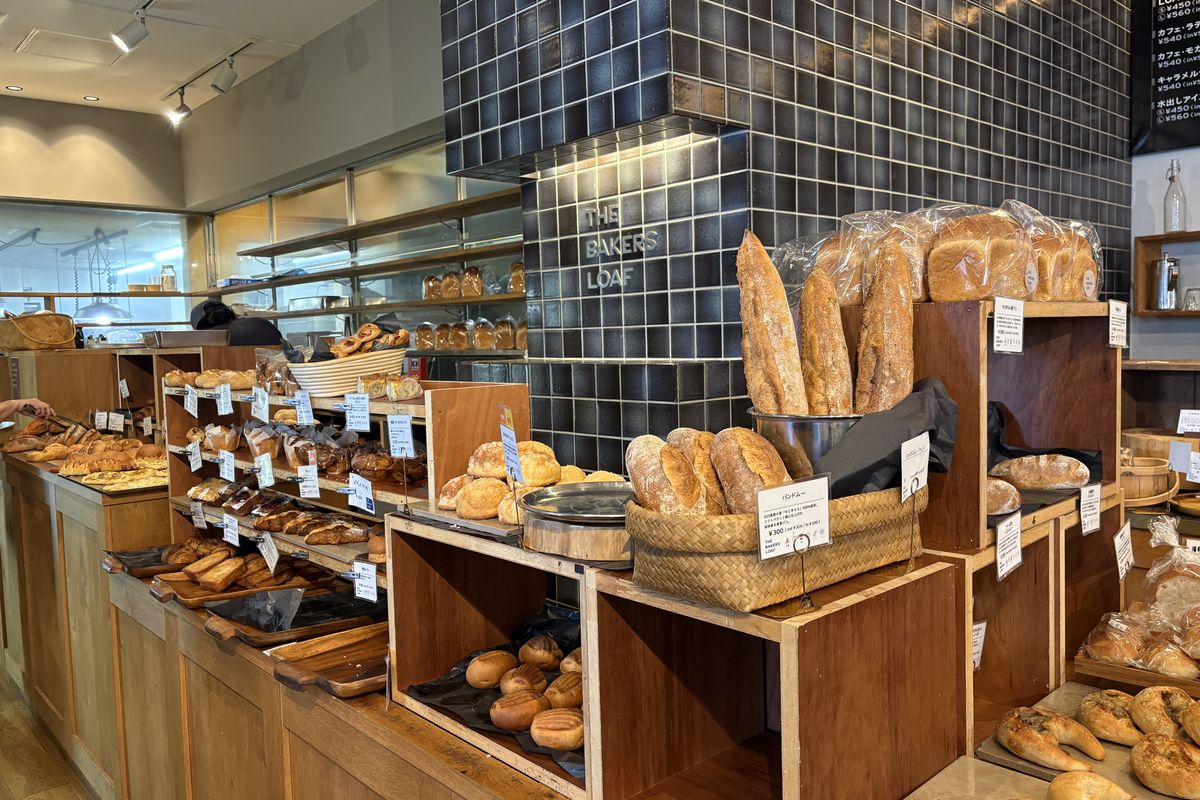 THE BAKERS LOAFの店内に並ぶパン