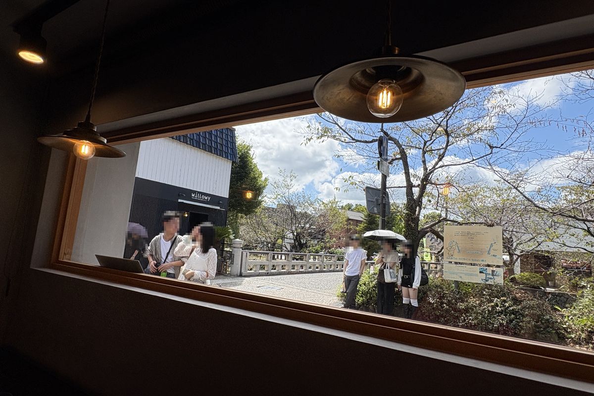 柳屋のカウンター席から見た一の坂川の橋