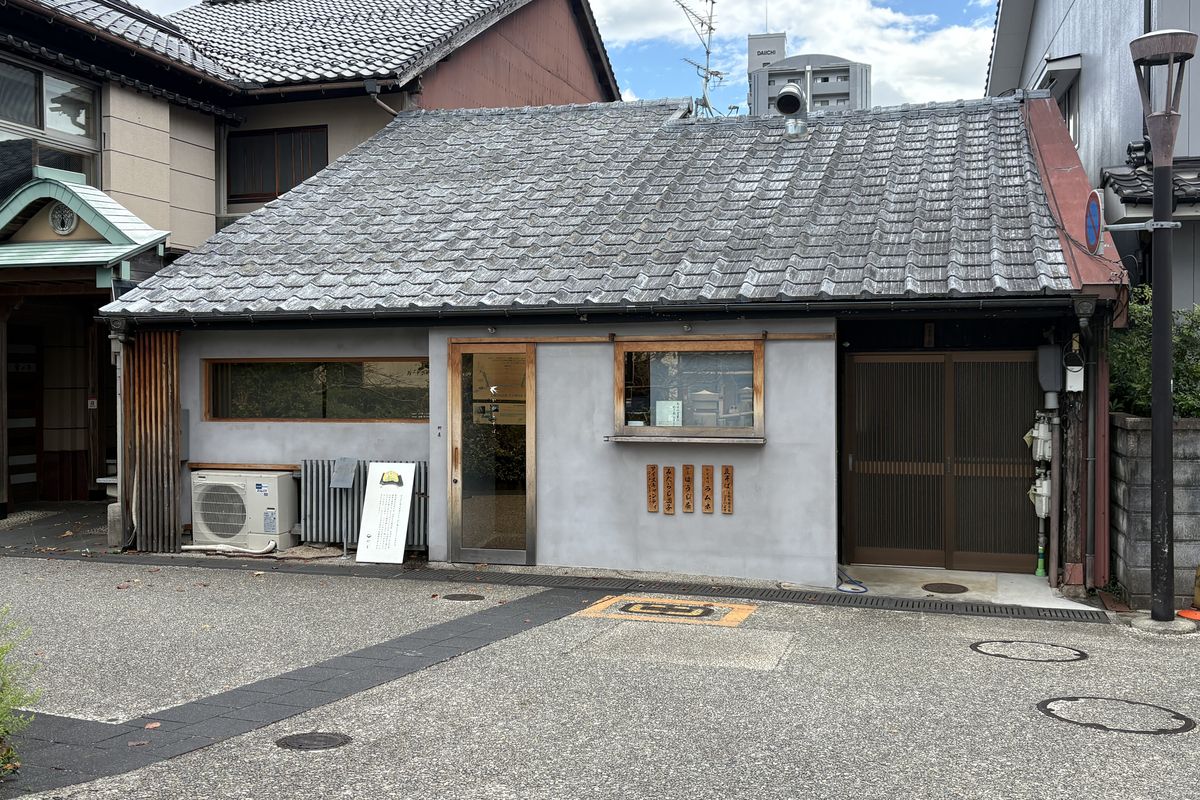 一の坂川沿いにある瓦そばの柳屋の外観