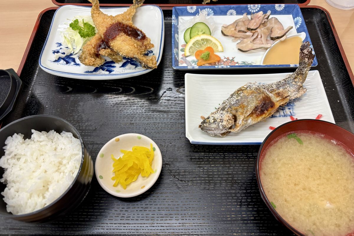 弁天会館のマス定食（フライ・塩焼き・せごし）