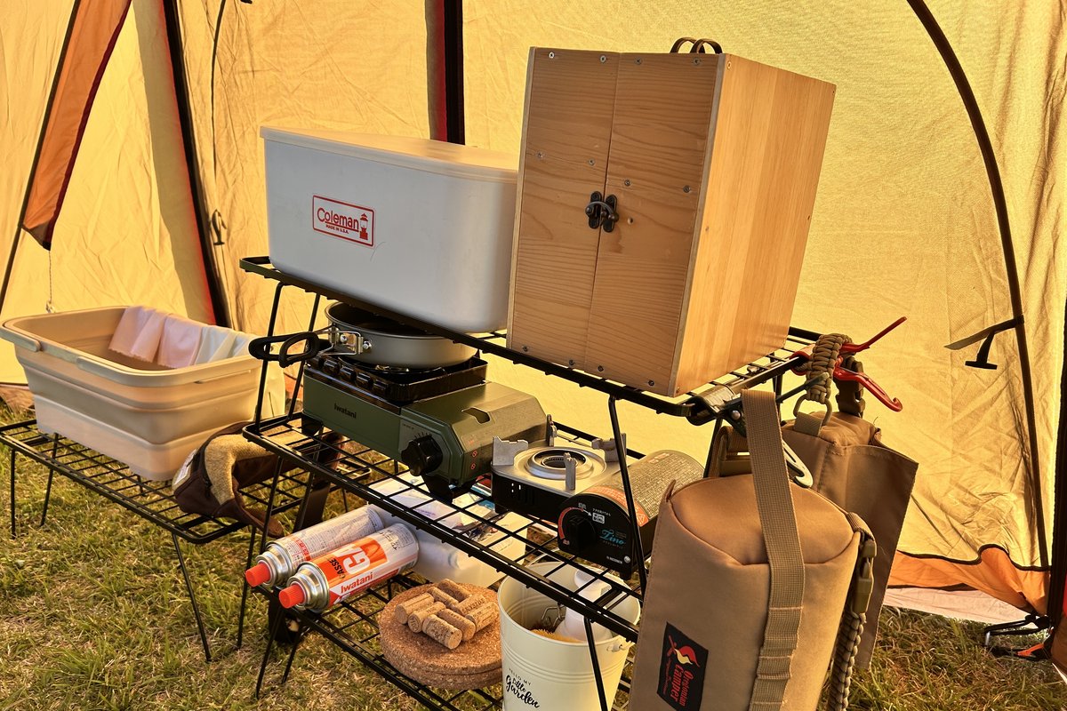 扉を閉じた手作りのスパイスボックス